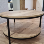 STÓŁ OKRĄGŁY Z METALOWYMI NOGAMI – PÓŁKA